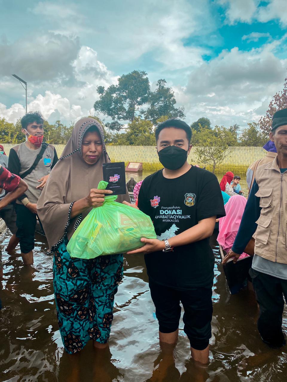Ustads Taqy Malik Serahkan Langsung Donasi Sembako PT.Whyka Ekspres Logistik ke Lokasi Banjir di Kalsel