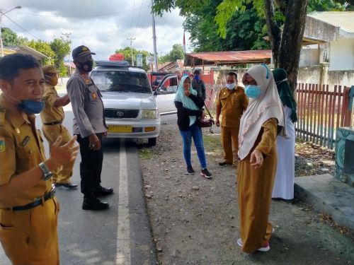 Tekan Penularan Covid-19 Meluas, Polsek Kintom bersama Koramil Gencar Operasi Yustisi