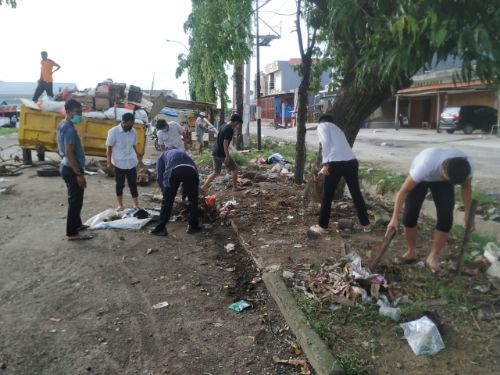 Ciptakan Lingkungan Nyaman, Bapenda Sidrap Ajak Warga Bersihkan Sampah di Pasar Rappang