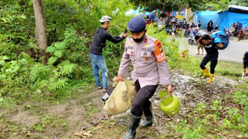 Tiba Dititik Pusat Bencana, Tim Kemanusiaan Brimob Parepare Langsung Salurkan Bantuan Logistik