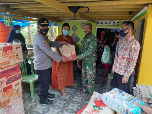 Mengungsi di Pangkep, Korban Gempa Sulbar Menerima Sembako