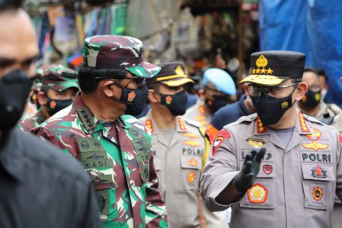 Pantau Prokes, Panglima TNI dan Kapolri Bagikan Masker di Pasar Tanah Abang