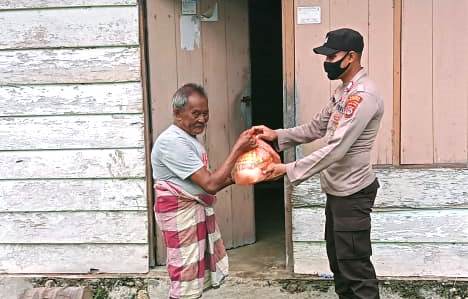 Awali Hari Kerja Pertama, Jajaran Polsek Bunta Bersedekah