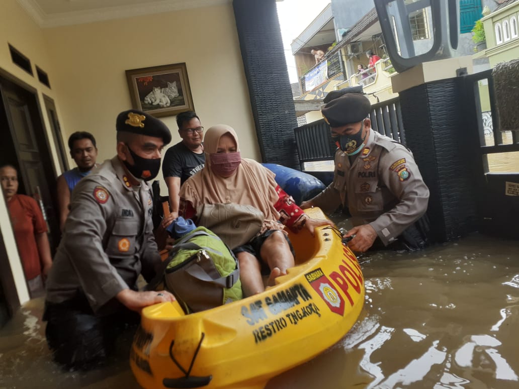 Wujud Negara Hadir, Personel TNI-Polri Dikerahkan Cepat Bantu Korban Banjir*