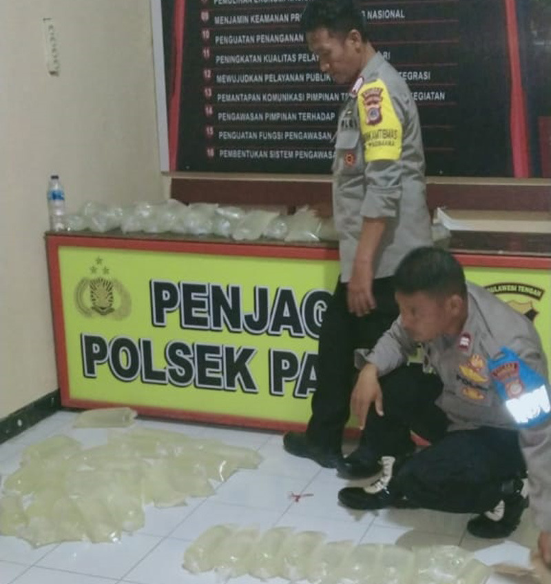 Lagi-lagi Urusan Miras, Pria Ini Diamankan Polsek Luwuk Gegara Angkut Puluhan Kantong Plastik Berisi Cap Tikus