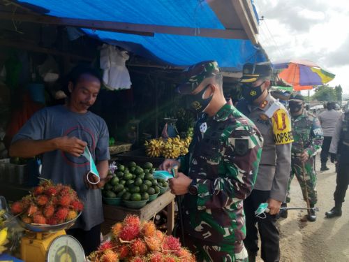 Bagikan Masker Di Pasar, Kapolres bersama Dandin 1421 Pangkep Kompak Turun Bareng Pencegahan Covid-19