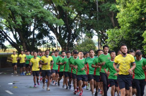 Apel Sambil Lari Keliling Stadion Cara Personel Korem 141 Jaga Kebugaran Tubuh