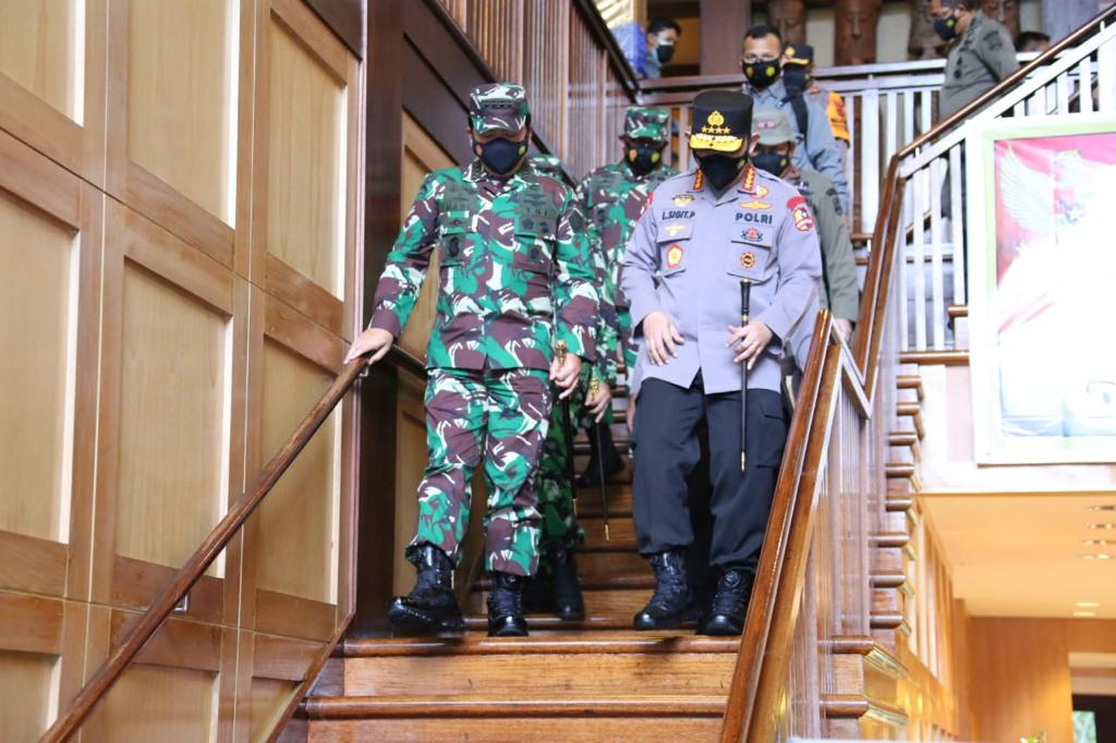 Panglima TNI Bersama Kapolri Bakar Semangat Satgas Nemangkawi