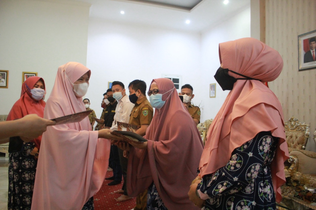 Dukung Pengembangan Budaya, Pemda Barru Serahkan Bantuan Pengembangan Seni dan Keagamaan