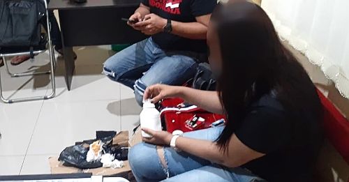 Wanita Ini Diduga Kurir, Ternyata Ketahuan Saat Jemput Paket yang Isinya Mengejutkan…