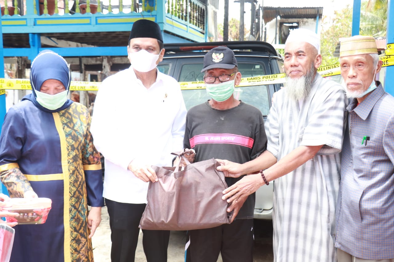 Ditemani Hj. Hasnah Syam, Bupati Barru Turun Santuni Korban Kebakaran Sumpang Binangae