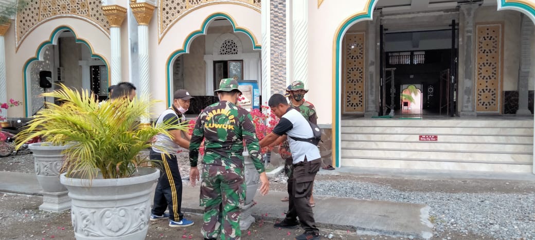 Polres dan TNI di Banggai Baksos Bersih-Bersih Halaman Masjid Agung An-Nur