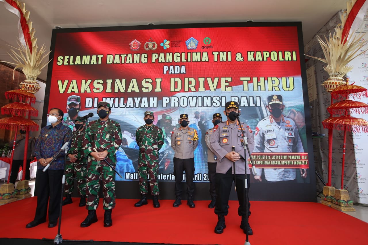 Bersama Panglima TNI, Kapolri Tinjau Langsung Vaksinasi Drive Thru di Bali