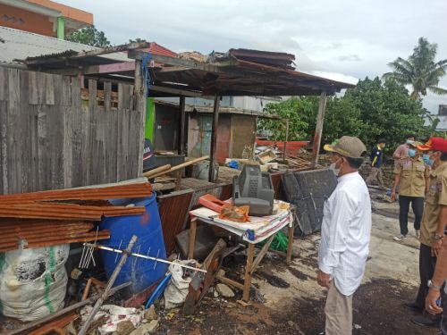 Turut Prihatin, Wabup Barru Kunjungi Lokasi Angin Kencang dan Serahkan Bantuan Di Desa Pancana