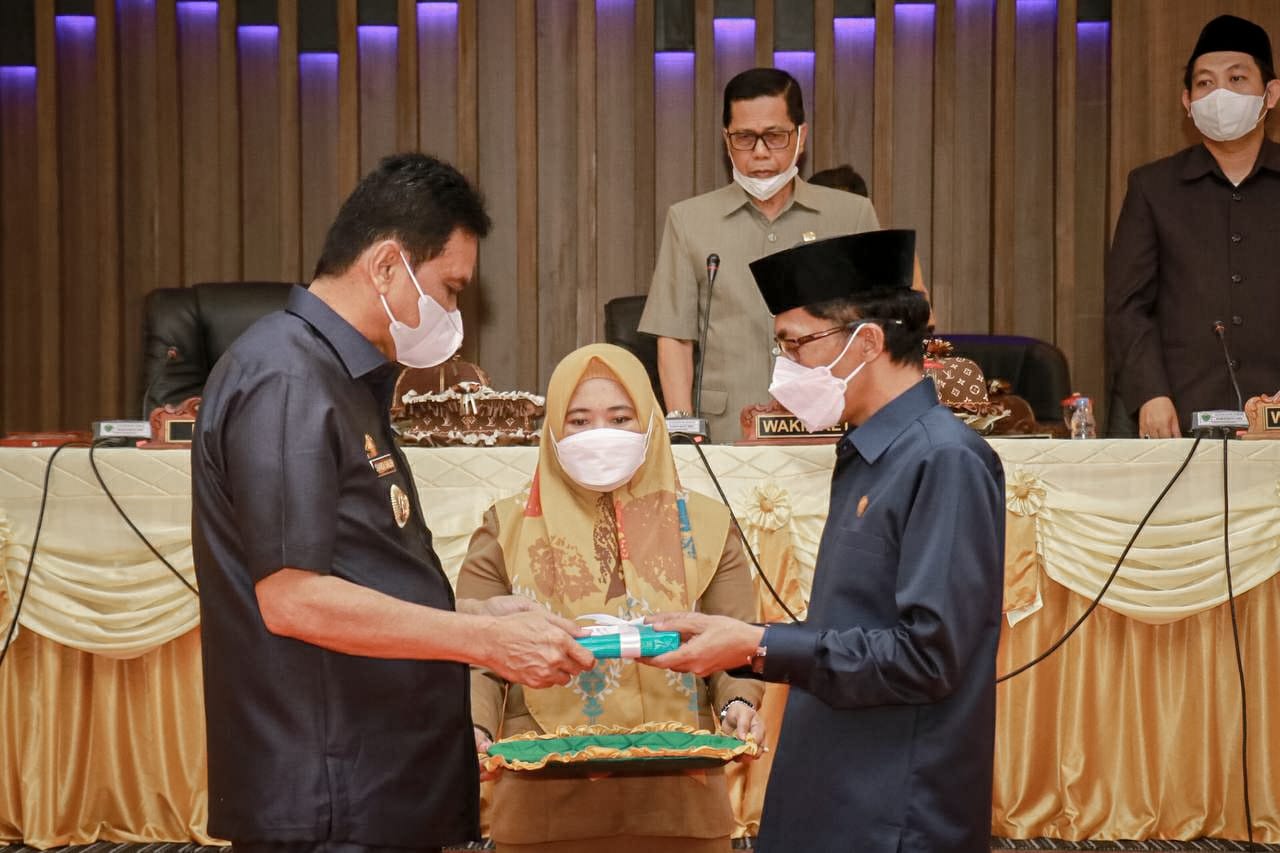 Sidang Paripurna DPRD, Bupati Barru Serahkan Dua Ranperda