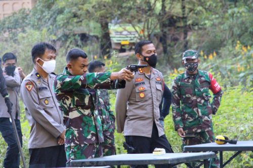 Rajuk Kebersamaan Dalam Asah Kemampuan, TNI-Polri dan Forkopimda Pangkep Latber Menembak