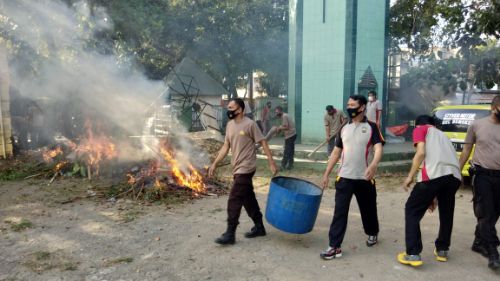 Jelang HUT Bhayangkara, Personil Polres Pangkep Gelar Baksos Bersih-Bersih Masjid dan Stadion