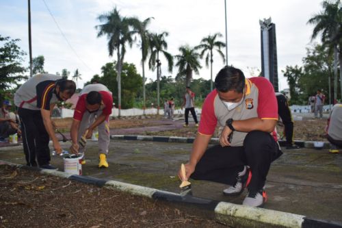 Kerja Bakti Di TMP Puncak Mario Warnai Penyambutan HUT Bhayangkara di Polres Sidrap