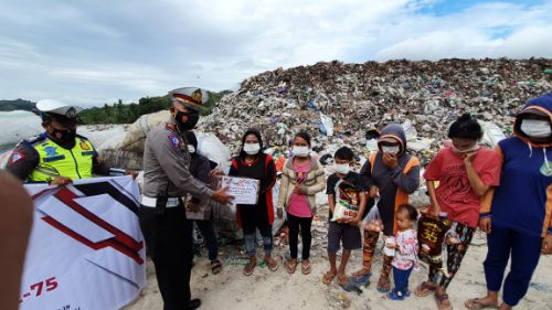 Bagikan 250 Paket Sembako Cara Satlantas Polres Sidrap Peringati HUT Bhayangkara ke-75