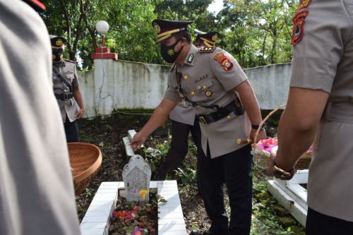 Ziarah ke TMP Mario Cara Polres Sidrap Beri Penghargaan pada Jasa Pahlawan