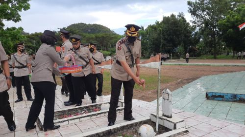 Sambut Hari Bhayangkara ke-75, Polres Pangkep Ziarah di TMP Manggilu