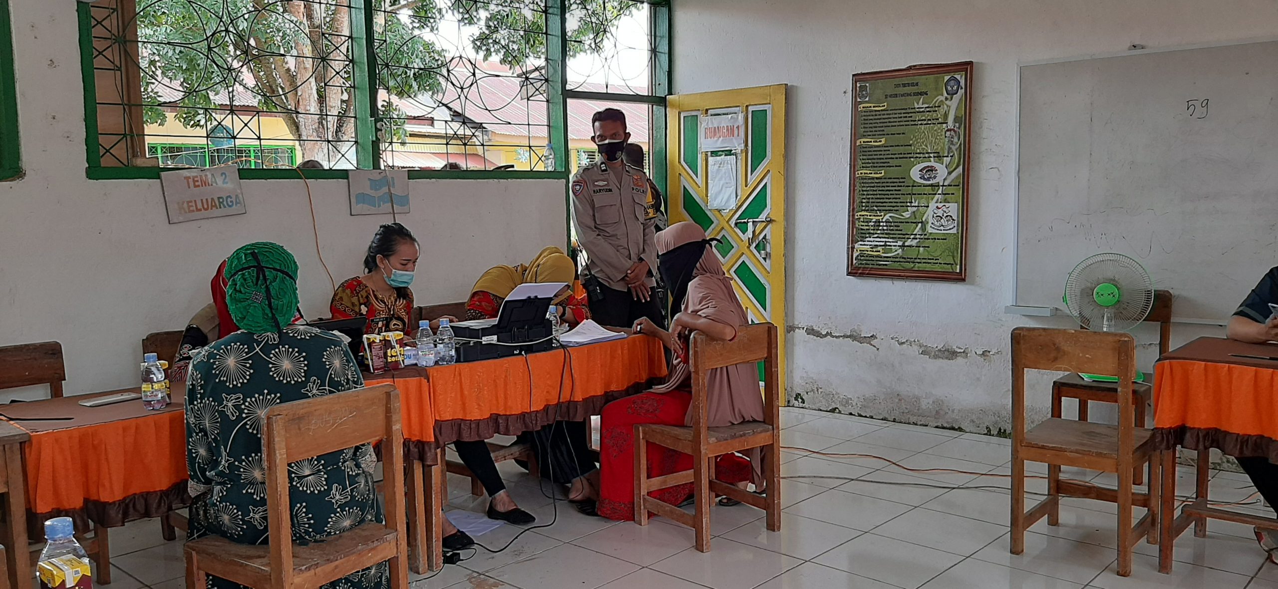 Cara Bhabinkamtibmas Polres Sidrap Ajak Warga Untuk Vaksin Covid-19