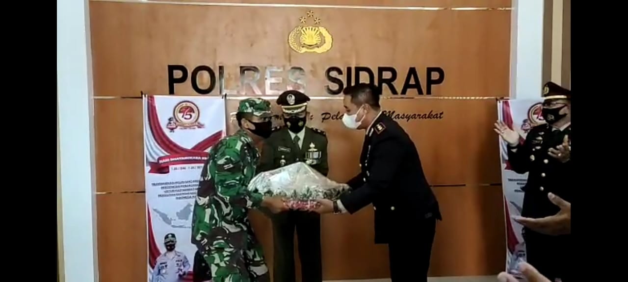 Bentuk Sinergitas TNI-Polri, Dandim 1420 Suprise Nasi Tumpeng Kapolres Sidrap