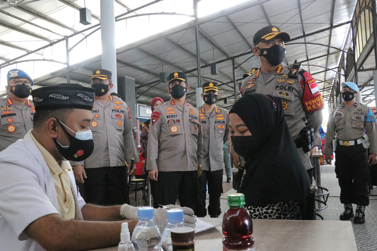 Kapolda Sulsel Tinjau Pelaksanaan Vaksinasi di Gerai Vaksin Presisi Dafest, Makassar