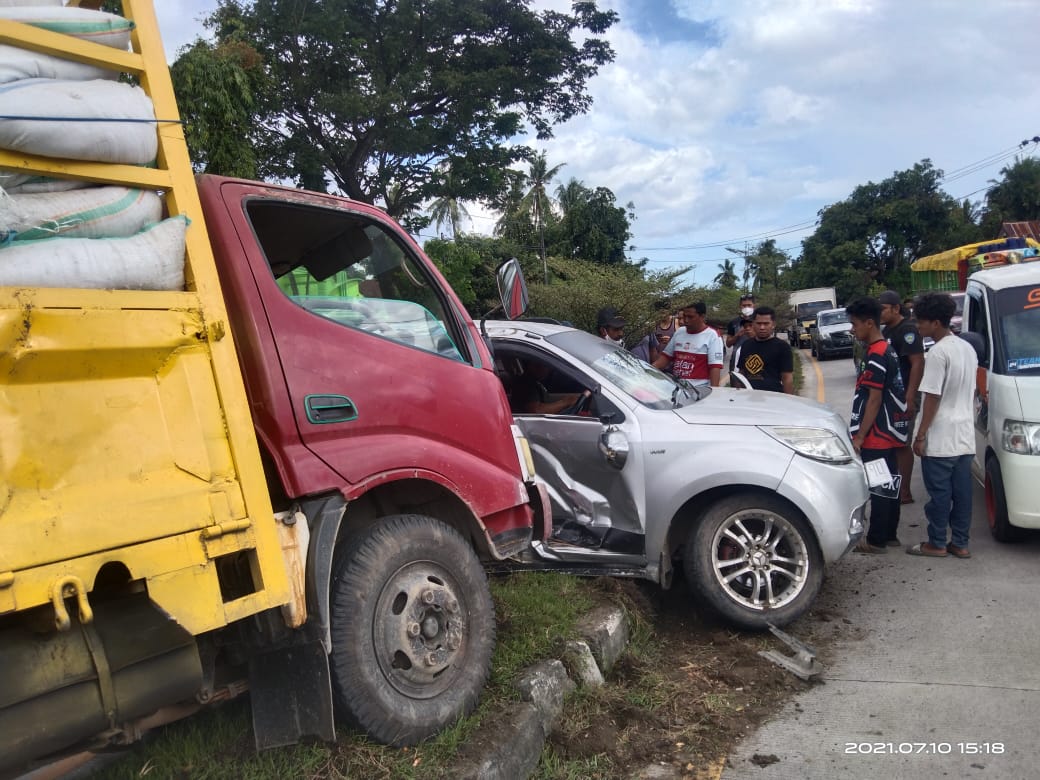 Dump Truk Versus Daihatsu Terios Nyaris Telan Korban di Barru