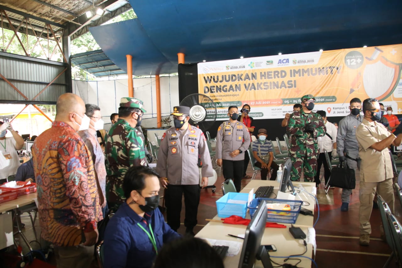 Ditemani Panglima TNI, Kapolri Turun Tinjau Vaksinasi di Pesantren Minhaajurrosyidiin Jaktim