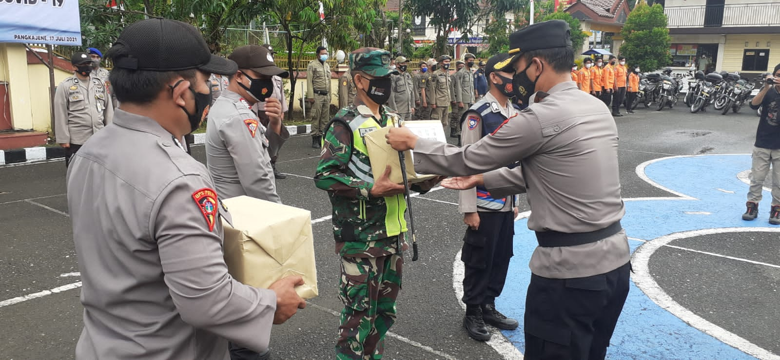 PPKM Mikro, Polres Pangkep Bagi Ratusan Paket Bansos untuk Masyarakat Terdampak Covid-19