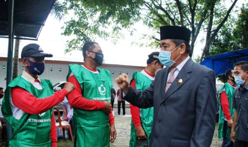 Serahkan Bantuan Pupuk Hayati, Dollah Mando Ingatkan Petani Pentingnya Protokol Kesehatan