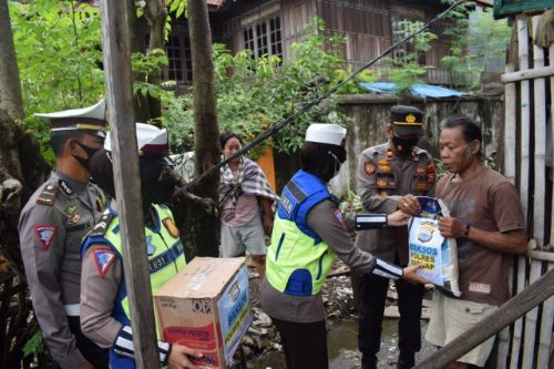 Peduli Dampak Covid-19, Jajaran Polres Sidrap ‘Gasspoll’ Santuni Kaum Dhuafa