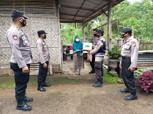 Agar Tepat Sasaran, Kapolsek Panca Lautang Turun Langsung Salurkan Bantuan Sembako