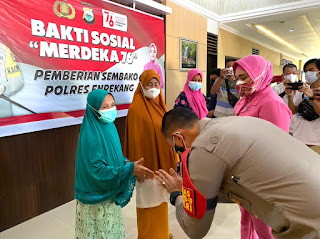 Bagikan Sembako, Kapolres Enrekang Gelar Baksos Hari Kemerdekaan RI ke-76