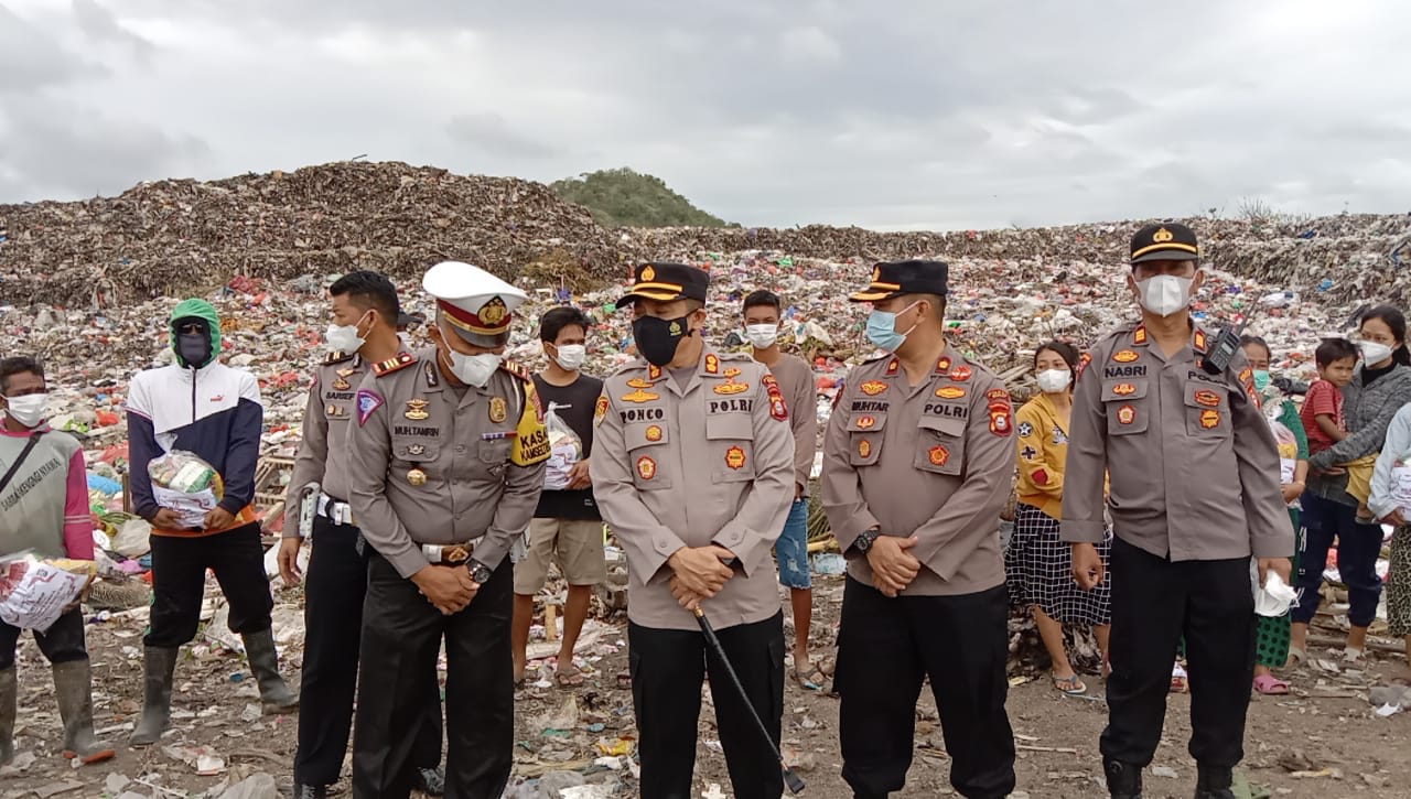 Hari Pertama Berkantor, Kapolres Sidrap Blusukan Ke TPA Bagi Sembako ke Warga