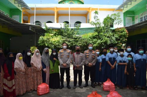 Manfaatkan Jumat Barokah, Polres Sidrap Bagikan Nasi Kotak