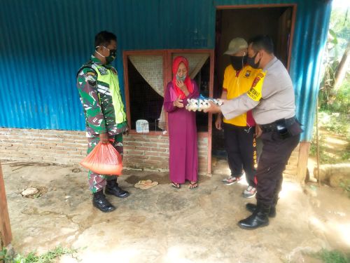 Pemberian Bantuan Sembako pada Masyarakat yang Terdampak Covid-19 di Kecamatan Balocci