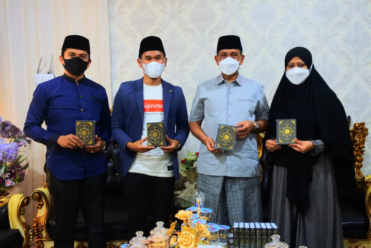 Bumikan Al Quran di Wajo, Amran Terima Bantuan Mushaf Dari Para Dermawan