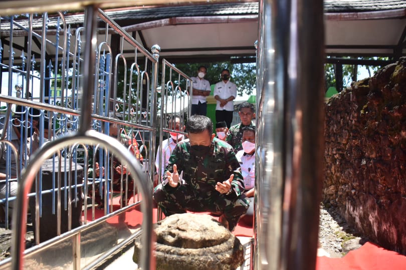 Pangdam XIV/Hasanuddin Didampingi Danrem 141 Siarah Ke Makam Assyeikh Al-Habib Jamaluddin Husein di Tosora