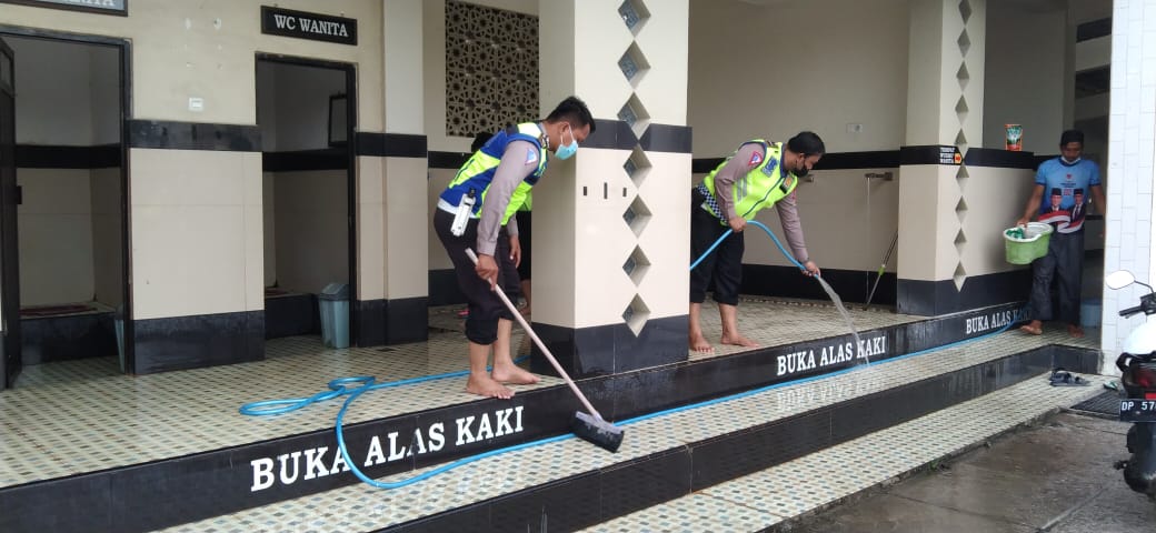 Bersih-Bersih di Masjid Cara Satlantas Polres Sidrap Sambut Milad Lalulintas ke-66