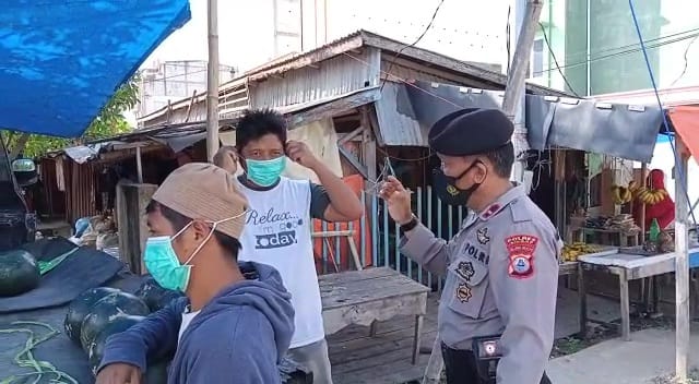 Patroli Dialogis, Satuan Samapta Polres Sidrap Edukasi Prokes Serta Bagikan Masker Ke Warga