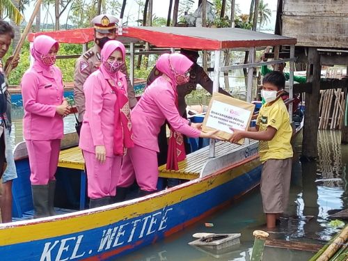 Peduli Korban Banjir, Ibu-ibu Bhayangkari Cabang Sidrap Turun Berbagi Sembako