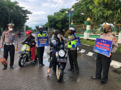 Edukasi Warga Tetap Prokes, Satlantas Polres Sidrap Bagi Masker Gratis