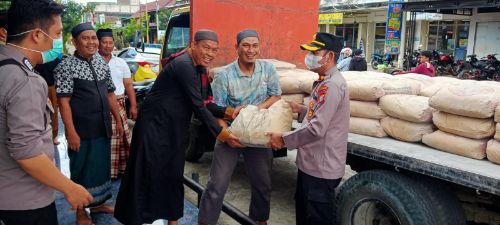 Personil Mapolsek Panca Rijang Resort Sidrap Bantu Semen Masjid di Rappang