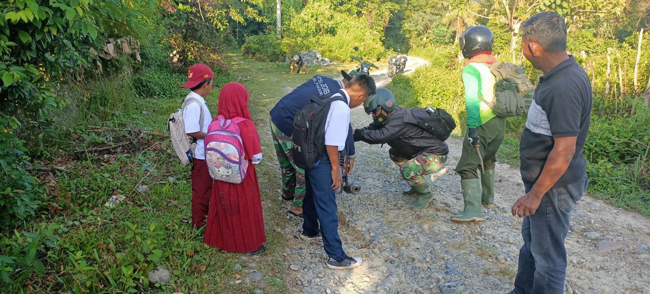 Satgas TMMD Kodim 1404 Pinrang Perbaiki Motor Anak Sekolah Yang Mogok