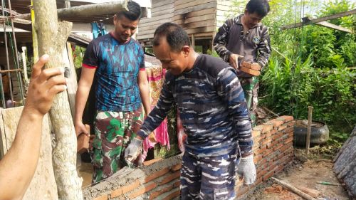 Wujudkan Pola Hidup Sehat, Tim Satgas TMMD Kodim 1404 Renovasi MCK Warga Pinrang