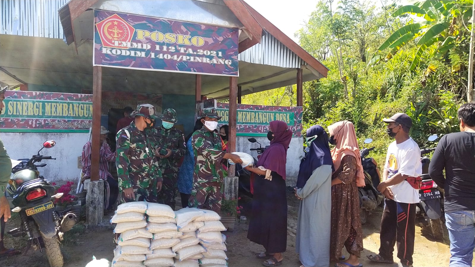 Tak Hanya Sasar Fisik, Tim Satgas TMMD Kodim 1404 Juga Peduli Dhuafa dengan Bagikan Sembako