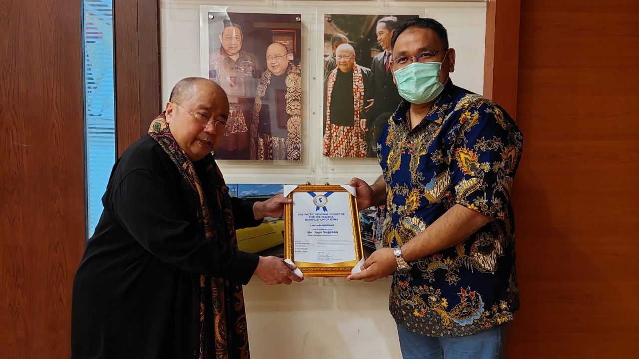 Peduli Semenanjung Korea, Budayawan Jaya Suprana Direward ‘Life Membership’ dari APRCPRK