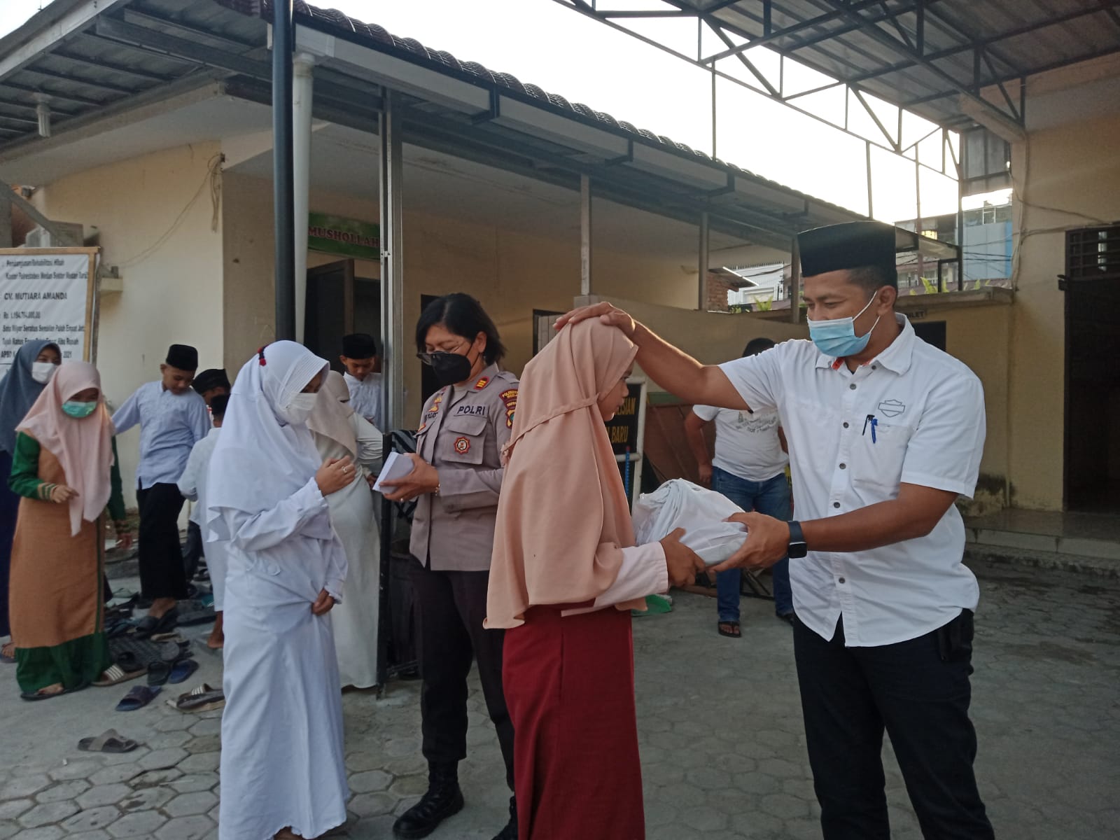 Mantap, Polsek Medan Baru Turun Santuni Anak Yatim Piatu di Babura